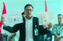 Ketua STIHP Pelopor Bangsa, menunjukkan bukti dokumen resmi saat konferensi pers terkait dugaan penggunaan ijazah palsu oleh Pablo Benua cs di Kampus Pelopor Bangsa, Depok.
