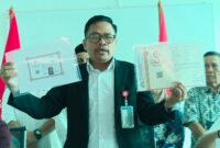 Ketua STIHP Pelopor Bangsa, menunjukkan bukti dokumen resmi saat konferensi pers terkait dugaan penggunaan ijazah palsu oleh Pablo Benua cs di Kampus Pelopor Bangsa, Depok.
