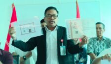 Ketua STIHP Pelopor Bangsa, menunjukkan bukti dokumen resmi saat konferensi pers terkait dugaan penggunaan ijazah palsu oleh Pablo Benua cs di Kampus Pelopor Bangsa, Depok.
