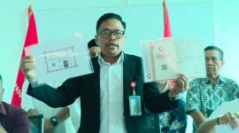 Ketua STIHP Pelopor Bangsa, menunjukkan bukti dokumen resmi saat konferensi pers terkait dugaan penggunaan ijazah palsu oleh Pablo Benua cs di Kampus Pelopor Bangsa, Depok.

