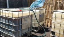 Tandon berisi solar subsidi ditemukan di lokasi penggerebekan di Desa Wonosobo, Kecamatan Srono, Banyuwangi. Polisi menduga BBM tersebut ditimbun untuk dijual kembali secara ilegal.