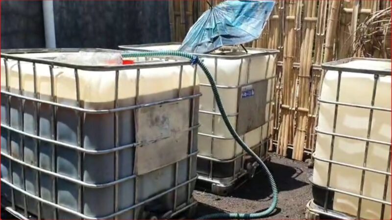 Tandon berisi solar subsidi ditemukan di lokasi penggerebekan di Desa Wonosobo, Kecamatan Srono, Banyuwangi. Polisi menduga BBM tersebut ditimbun untuk dijual kembali secara ilegal.