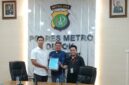 Ketua dan Koordinator Ikatan Alumni dan Mahasiswa STIHP Pelopor Bangsa menyerahkan pernyataan sikap dukungan kepada Kasat Reskrim Polres Metro Depok Kompol Made Gede Oka Utama terkait penanganan kasus dugaan pemalsuan ijazah.