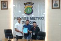 Ketua dan Koordinator Ikatan Alumni dan Mahasiswa STIHP Pelopor Bangsa menyerahkan pernyataan sikap dukungan kepada Kasat Reskrim Polres Metro Depok Kompol Made Gede Oka Utama terkait penanganan kasus dugaan pemalsuan ijazah.
