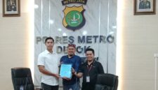 Ketua dan Koordinator Ikatan Alumni dan Mahasiswa STIHP Pelopor Bangsa menyerahkan pernyataan sikap dukungan kepada Kasat Reskrim Polres Metro Depok Kompol Made Gede Oka Utama terkait penanganan kasus dugaan pemalsuan ijazah.