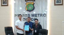 Ketua dan Koordinator Ikatan Alumni dan Mahasiswa STIHP Pelopor Bangsa menyerahkan pernyataan sikap dukungan kepada Kasat Reskrim Polres Metro Depok Kompol Made Gede Oka Utama terkait penanganan kasus dugaan pemalsuan ijazah.