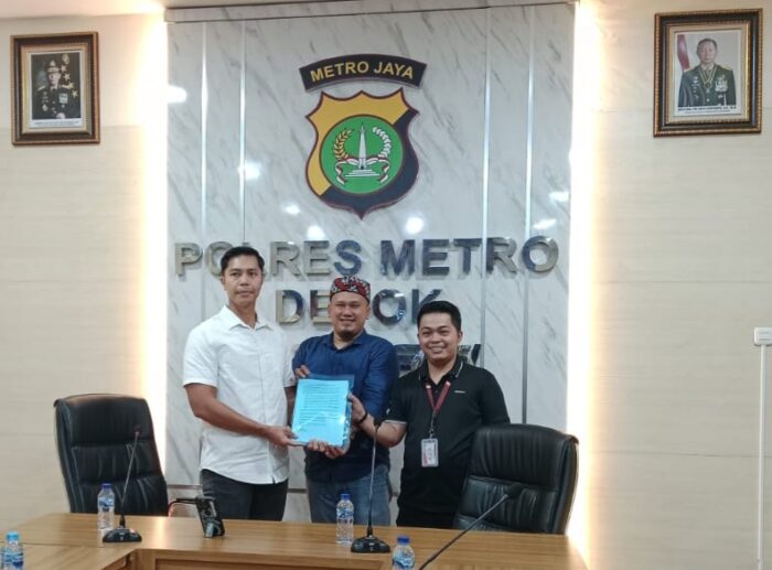 Ketua dan Koordinator Ikatan Alumni dan Mahasiswa STIHP Pelopor Bangsa menyerahkan pernyataan sikap dukungan kepada Kasat Reskrim Polres Metro Depok Kompol Made Gede Oka Utama terkait penanganan kasus dugaan pemalsuan ijazah.
