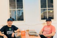 Berry Bertrandus bersama kuasa hukumnya, Jein Jauhari, S.H., M.H., usai melaporkan akun Facebook “Acid Suruan Pantow” ke Polda Sulut atas dugaan penghinaan melalui media sosial.