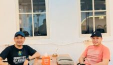 Berry Bertrandus bersama kuasa hukumnya, Jein Jauhari, S.H., M.H., usai melaporkan akun Facebook “Acid Suruan Pantow” ke Polda Sulut atas dugaan penghinaan melalui media sosial.