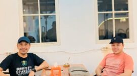 Berry Bertrandus bersama kuasa hukumnya, Jein Jauhari, S.H., M.H., usai melaporkan akun Facebook “Acid Suruan Pantow” ke Polda Sulut atas dugaan penghinaan melalui media sosial.