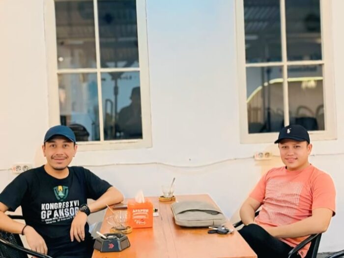 Berry Bertrandus bersama kuasa hukumnya, Jein Jauhari, S.H., M.H., usai melaporkan akun Facebook “Acid Suruan Pantow” ke Polda Sulut atas dugaan penghinaan melalui media sosial.
