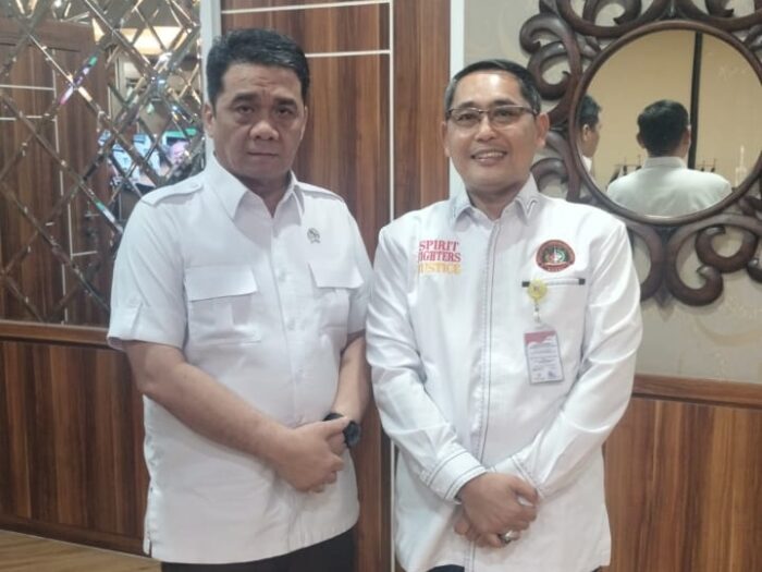 Wamendes Ahmad Reza Patria bersama Ketua Umum KANNI Ruswan Efendi Ar usai pemaparan program advokasi hukum bagi kepala desa di Jakarta.