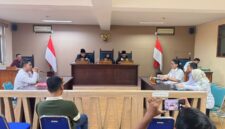 Majelis Komisioner KI Jabar memimpin sidang ajudikasi pembuktian terkait sengketa informasi antara Pemohon dan Termohon, di ruang persidangan KI Jabar.