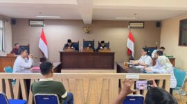 Majelis Komisioner KI Jabar memimpin sidang ajudikasi pembuktian terkait sengketa informasi antara Pemohon dan Termohon, di ruang persidangan KI Jabar.