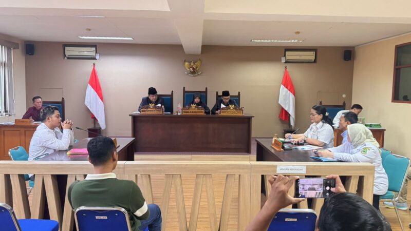 Majelis Komisioner KI Jabar memimpin sidang ajudikasi pembuktian terkait sengketa informasi antara Pemohon dan Termohon, di ruang persidangan KI Jabar.
