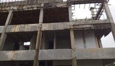 Kondisi bangunan Pasar Kroya di Cilacap tampak terbengkalai setelah proyek senilai Rp67 miliar itu mangkrak dan menuai sorotan publik./Foto.Ist