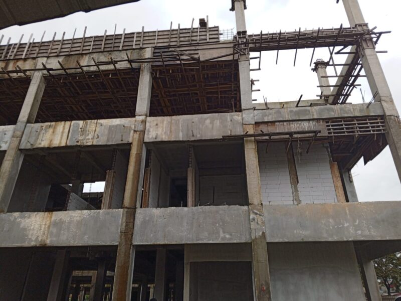 Kondisi bangunan Pasar Kroya di Cilacap tampak terbengkalai setelah proyek senilai Rp67 miliar itu mangkrak dan menuai sorotan publik./Foto.Ist