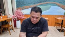 Chandra E. Damopolii saat ditemui di salah satu kafe di Sulawesi Utara usai menyampaikan surat terbuka kepada Presiden RI terkait nasib ribuan penambang Ratatotok.