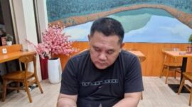 Chandra E. Damopolii saat ditemui di salah satu kafe di Sulawesi Utara usai menyampaikan surat terbuka kepada Presiden RI terkait nasib ribuan penambang Ratatotok.