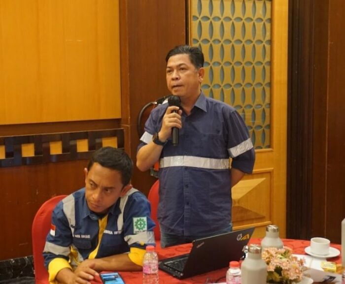 Ronald Saweho saat memberikan penjelasan terkait tudingan dugaan pelanggaran aktivitas tambang PT BDL dalam forum pembahasan bersama pemerintah daerah dan masyarakat di Bolmong.
