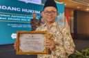 Dr. Dudung Amadung Abdullah, S.H., M.H. menunjukkan piagam Apresiasi Penegak Hukum Sahabat Dhuafa dan Fakir Miskin kategori individu dari Majelis Ulama Indonesia MUI usai menerima penghargaan pada Malam Apresiasi Penegak Hukum Sahabat Dhuafa dan Masyarakat Miskin di Jakarta, Kamis, 25 Juni 2026.
