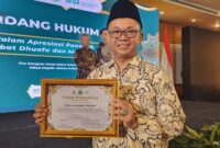 Dr. Dudung Amadung Abdullah, S.H., M.H. menunjukkan piagam Apresiasi Penegak Hukum Sahabat Dhuafa dan Fakir Miskin kategori individu dari Majelis Ulama Indonesia MUI usai menerima penghargaan pada Malam Apresiasi Penegak Hukum Sahabat Dhuafa dan Masyarakat Miskin di Jakarta, Kamis, 25 Juni 2026.