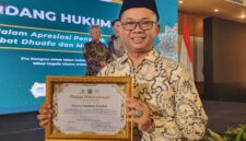 Dr. Dudung Amadung Abdullah, S.H., M.H. menunjukkan piagam Apresiasi Penegak Hukum Sahabat Dhuafa dan Fakir Miskin kategori individu dari Majelis Ulama Indonesia MUI usai menerima penghargaan pada Malam Apresiasi Penegak Hukum Sahabat Dhuafa dan Masyarakat Miskin di Jakarta, Kamis, 25 Juni 2026.
