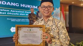 Dr. Dudung Amadung Abdullah, S.H., M.H. menunjukkan piagam Apresiasi Penegak Hukum Sahabat Dhuafa dan Fakir Miskin kategori individu dari Majelis Ulama Indonesia MUI usai menerima penghargaan pada Malam Apresiasi Penegak Hukum Sahabat Dhuafa dan Masyarakat Miskin di Jakarta, Kamis, 25 Juni 2026.