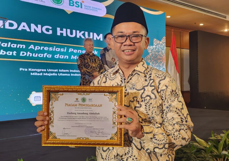 Dr. Dudung Amadung Abdullah, S.H., M.H. menunjukkan piagam Apresiasi Penegak Hukum Sahabat Dhuafa dan Fakir Miskin kategori individu dari Majelis Ulama Indonesia MUI usai menerima penghargaan pada Malam Apresiasi Penegak Hukum Sahabat Dhuafa dan Masyarakat Miskin di Jakarta, Kamis, 25 Juni 2026.