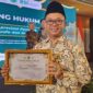 Dr. Dudung Amadung Abdullah, S.H., M.H. menunjukkan piagam Apresiasi Penegak Hukum Sahabat Dhuafa dan Fakir Miskin kategori individu dari Majelis Ulama Indonesia MUI usai menerima penghargaan pada Malam Apresiasi Penegak Hukum Sahabat Dhuafa dan Masyarakat Miskin di Jakarta, Kamis, 25 Juni 2026.