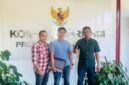 Hendra dan Sutiawan berfoto usai mengikuti sidang pembacaan putusan ajudikasi di Komisi Informasi Provinsi Jawa Barat, Rabu (8/7/2026).