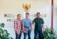 Hendra dan Sutiawan berfoto usai mengikuti sidang pembacaan putusan ajudikasi di Komisi Informasi Provinsi Jawa Barat, Rabu (8/7/2026).