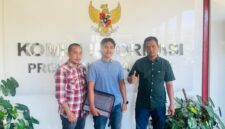 Hendra dan Sutiawan berfoto usai mengikuti sidang pembacaan putusan ajudikasi di Komisi Informasi Provinsi Jawa Barat, Rabu (8/7/2026).
