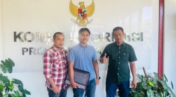 Hendra dan Sutiawan berfoto usai mengikuti sidang pembacaan putusan ajudikasi di Komisi Informasi Provinsi Jawa Barat, Rabu (8/7/2026).