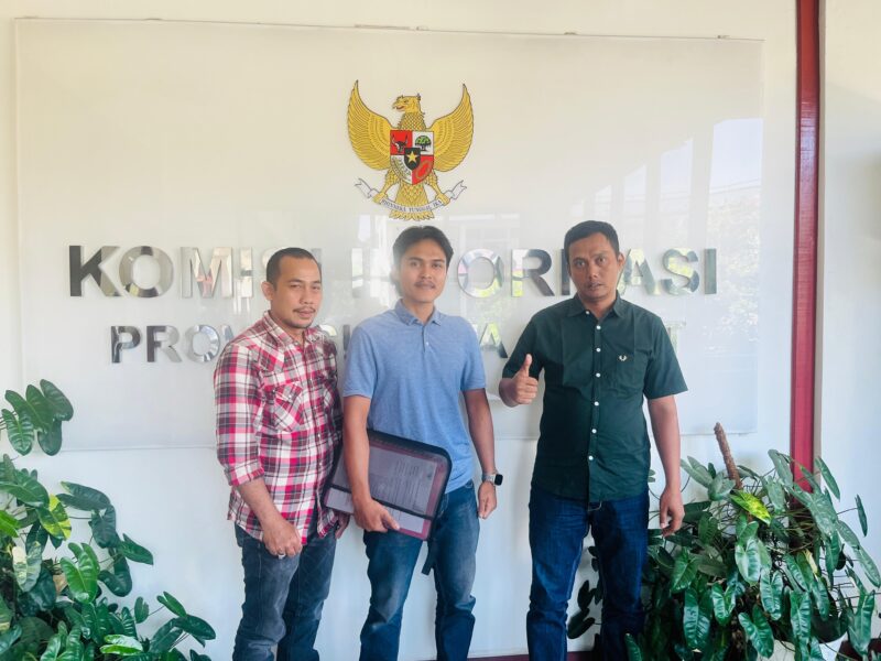 Hendra dan Sutiawan berfoto usai mengikuti sidang pembacaan putusan ajudikasi di Komisi Informasi Provinsi Jawa Barat, Rabu (8/7/2026).