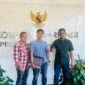 Hendra dan Sutiawan berfoto usai mengikuti sidang pembacaan putusan ajudikasi di Komisi Informasi Provinsi Jawa Barat, Rabu (8/7/2026).